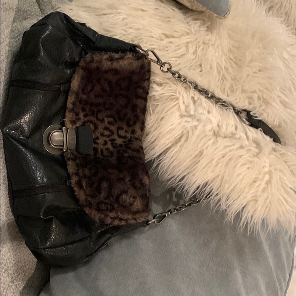Gentle used handbag with fur detail